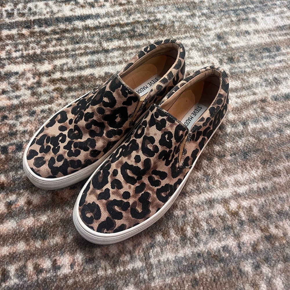 STEVE MADDEN slip on shoes